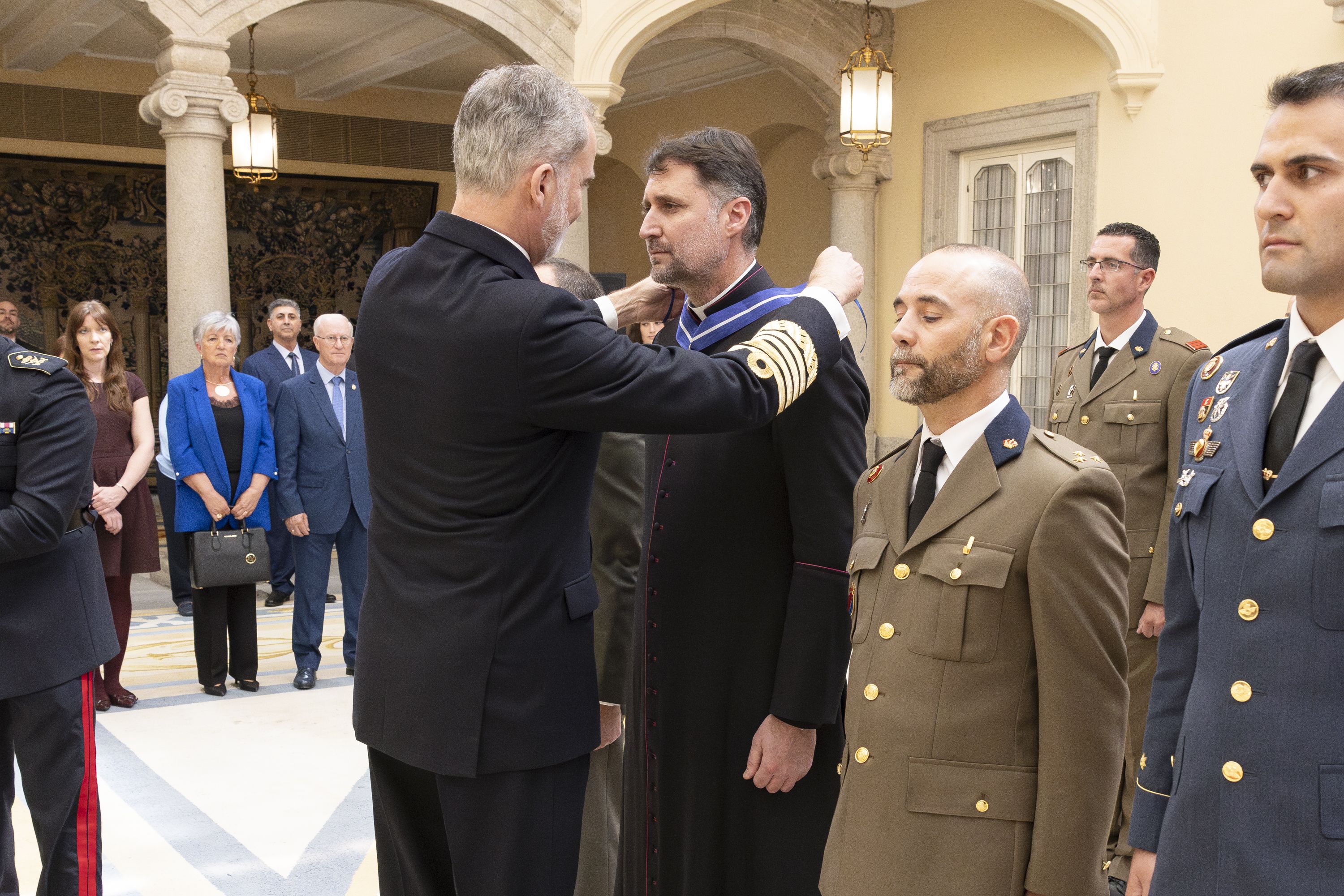 Iván Cote recibiendo la Orden al Mérito Civil de manos del Rey Felipe VI. Iván Cote recibiendo la Orden al Mérito Civil de manos del Rey Felipe VI.