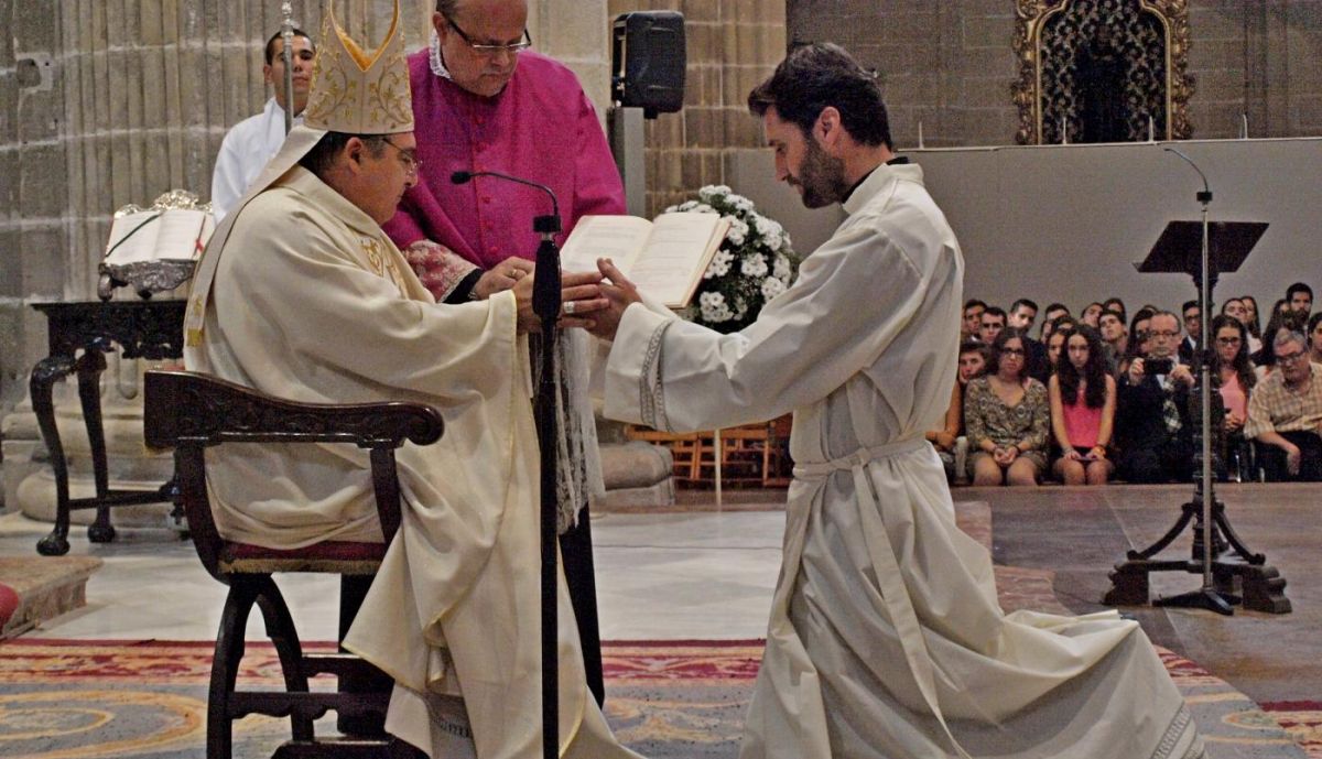 Su ordenación sacerdotal por el obispo Mazuelos en la Catedral de Jerez. 