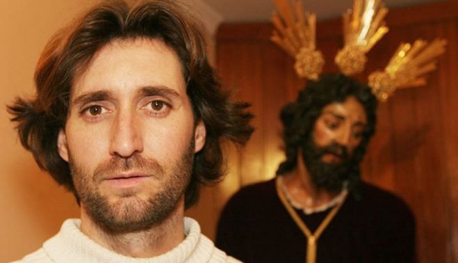 Iván Cote en su etapa como hermano mayor, con el Soberano Poder tras él. 