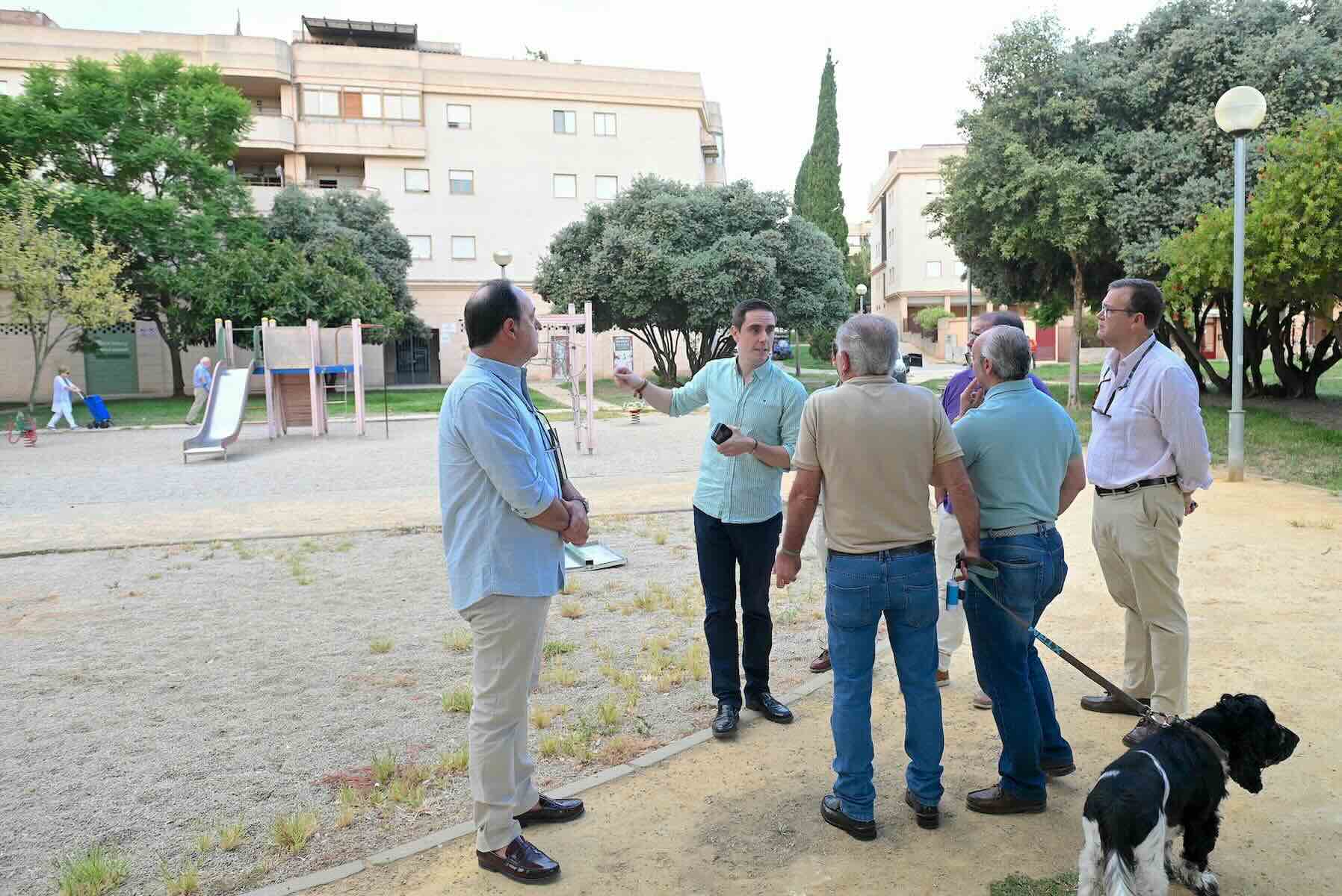 Un momento de la visita del responsable municipal a Jardines de Tempul.