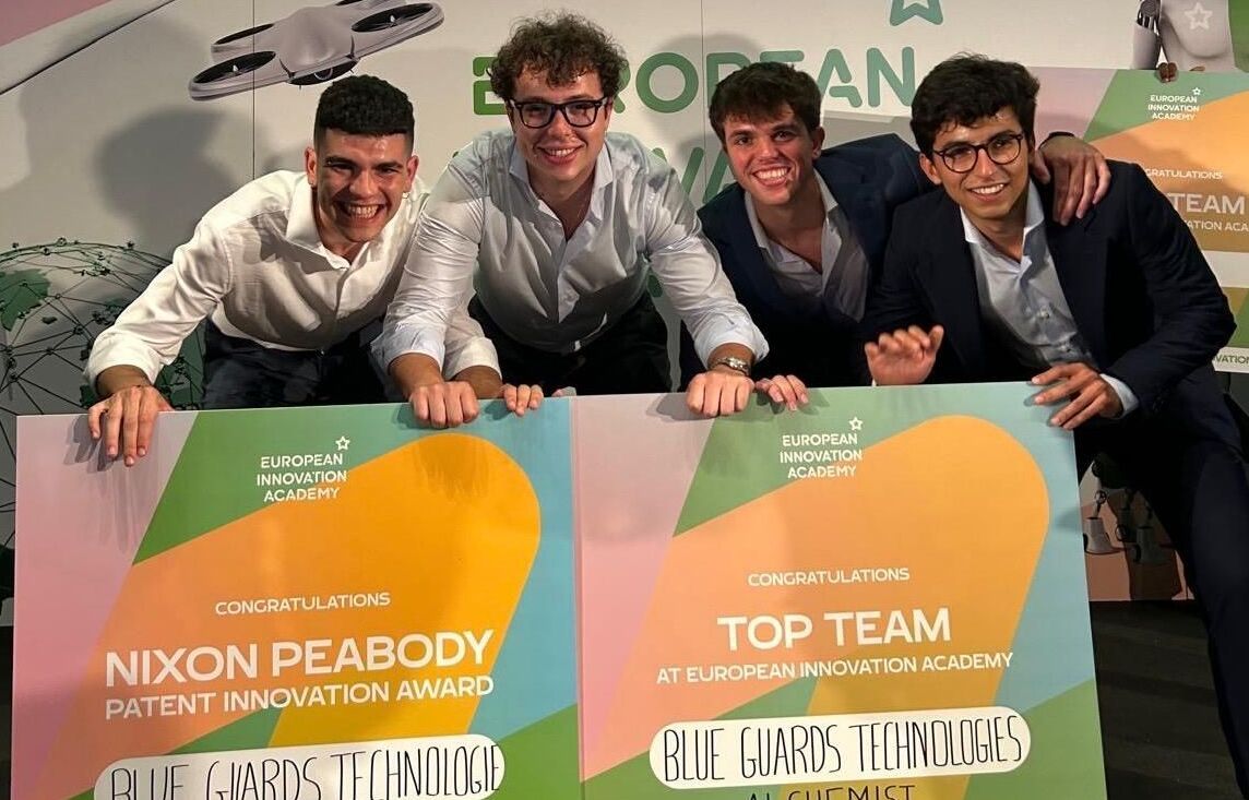 Los cuatro jóvenes, en la entrega de premios. Los cuatro jóvenes, en la entrega de premios.