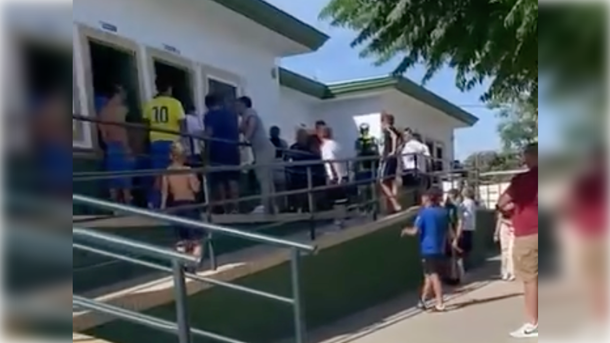 Una imagen de la trifulca en los vestuarios durante un partido de categoría cadete en Sanlúcar.