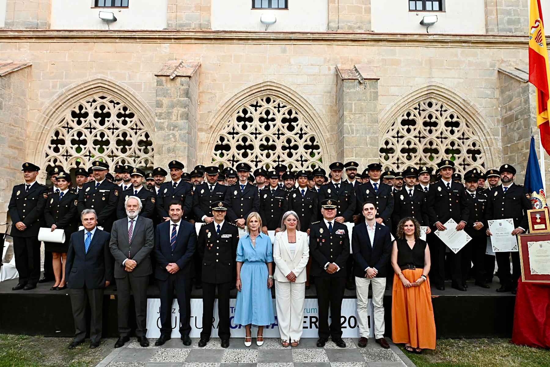 Foto de familia tras el acto de entrega de diplomas.