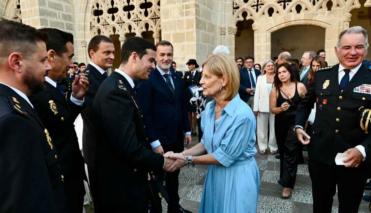 García Pelayo, saludando a los agentes.