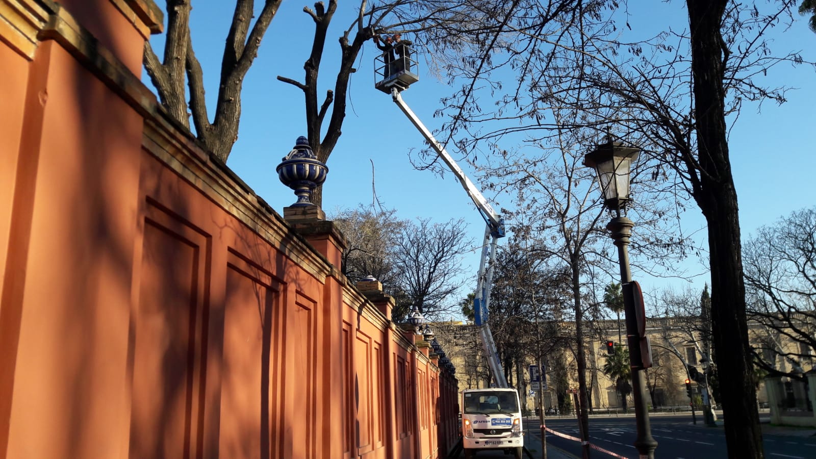 Jarrones decorativos del muro perimetral de los Jardines de San Telmo, en una imagen de la empresa Turbepal.