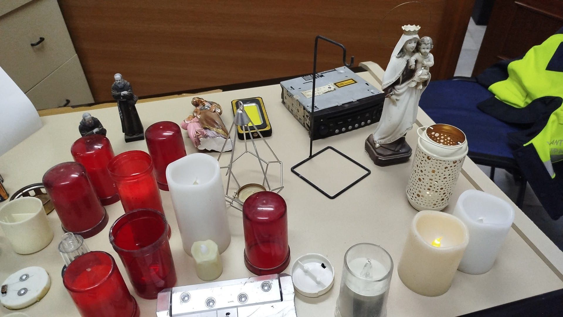 Los ladrones accedieron al camposanto de Los Corrales, en Sevilla, y se llevaron numerosos efectos personales y velas de las tumbas y columbarios. Los ladrones accedieron al camposanto de Los Corrales, en Sevilla, y se llevaron numerosos efectos personales y velas de las tumbas y columbarios.