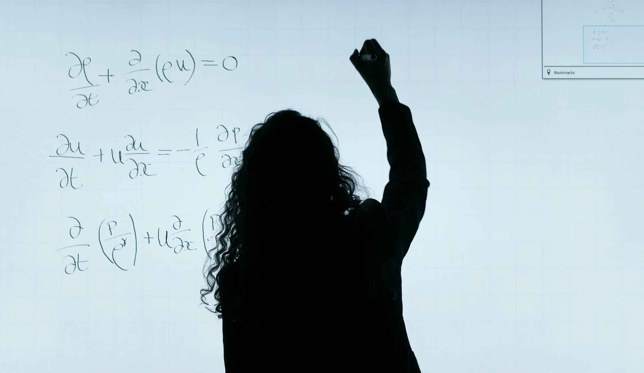 Imagen de una profesora dando clases.