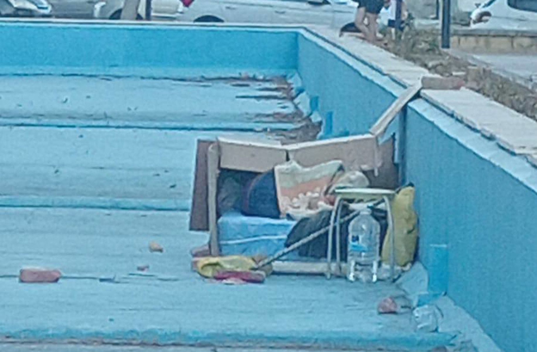 Enseres de una persona sin hogar, dentro de la fuente de la plaza Hermano Ignacio en El Puerto.