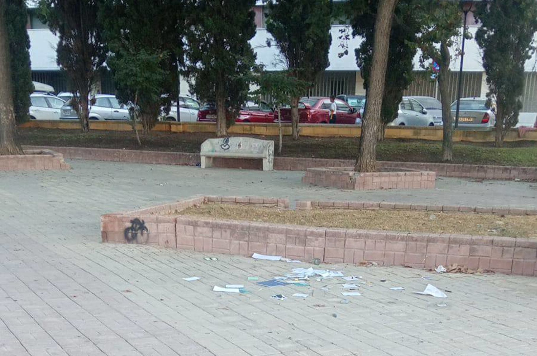 Basura en la plaza Hermano Ignacio