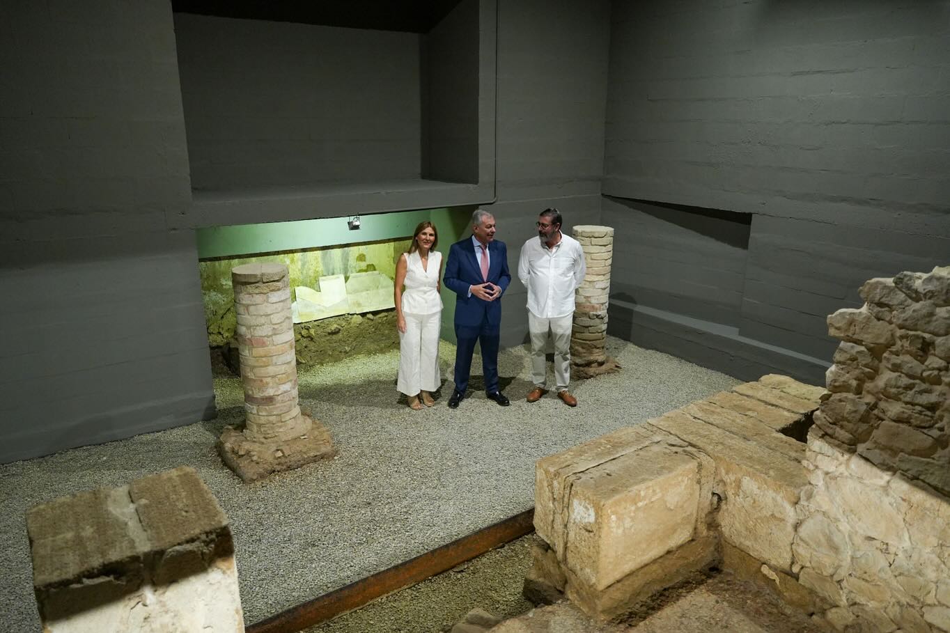 El alcalde, José Luis Sanz, en la Cripta del Patio de Banderas del Alcázar.