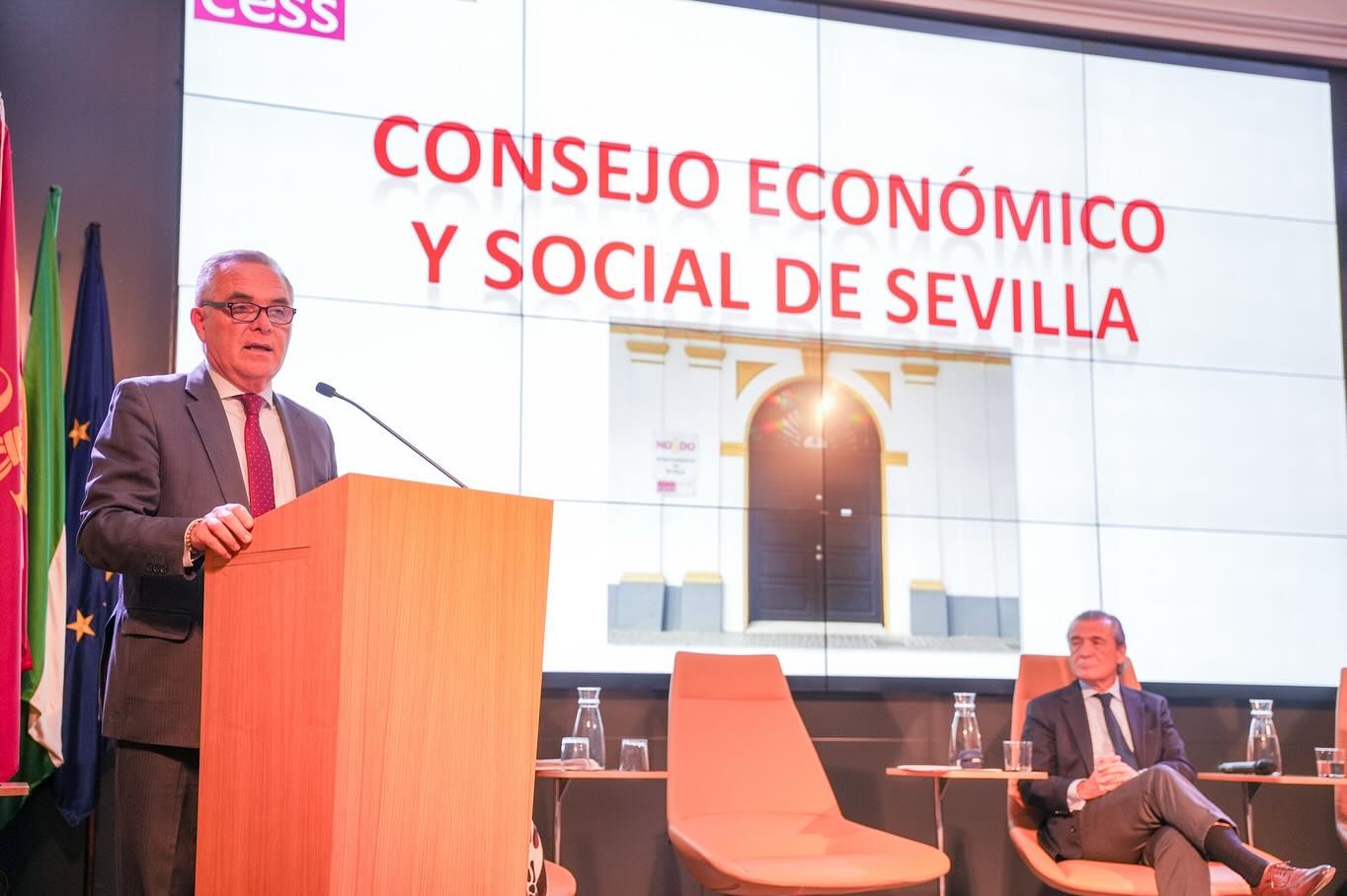 El delegado de Hacienda de Sevilla, Juan Bueno, presentando las ordenanzas fiscales.