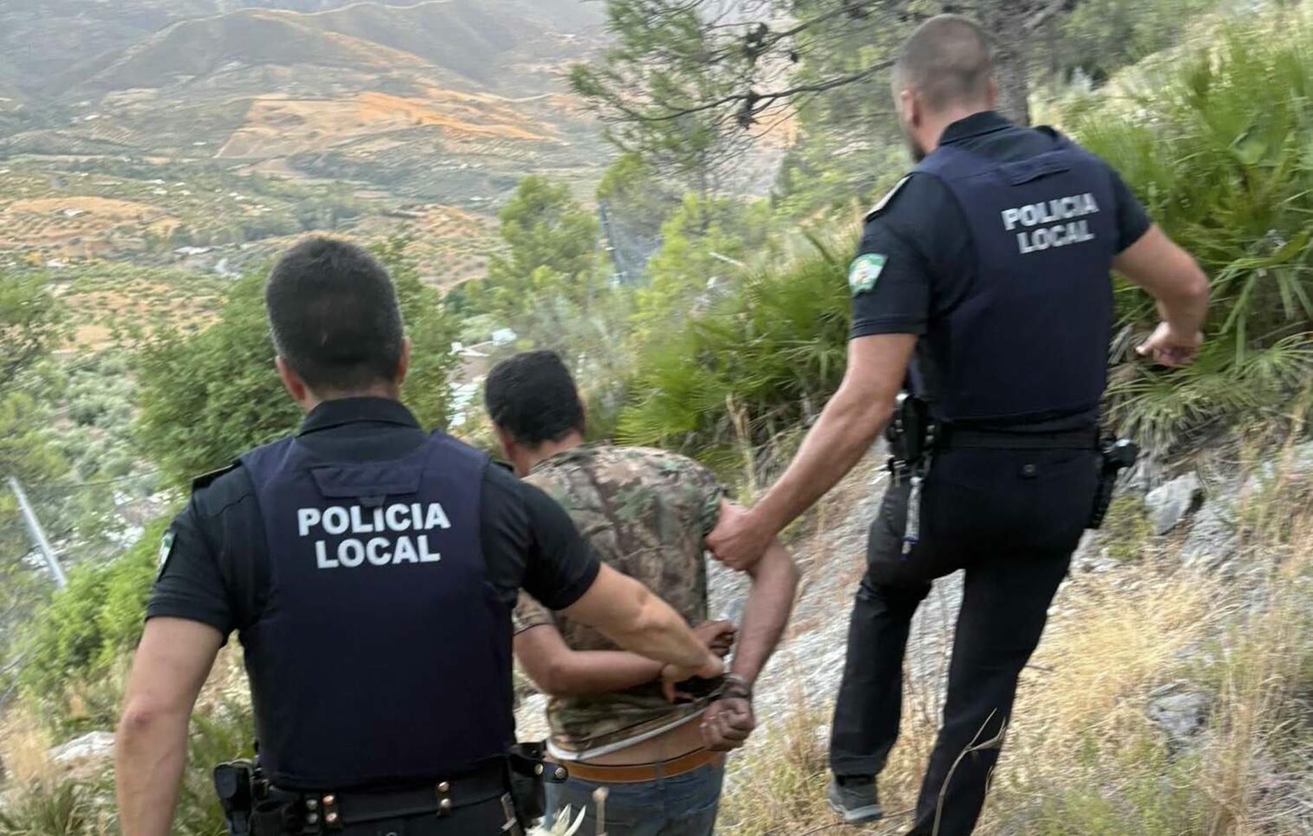 La Policía Local de Algodonales, tras lograr la detención. La Policía Local de Algodonales, tras lograr la detención.