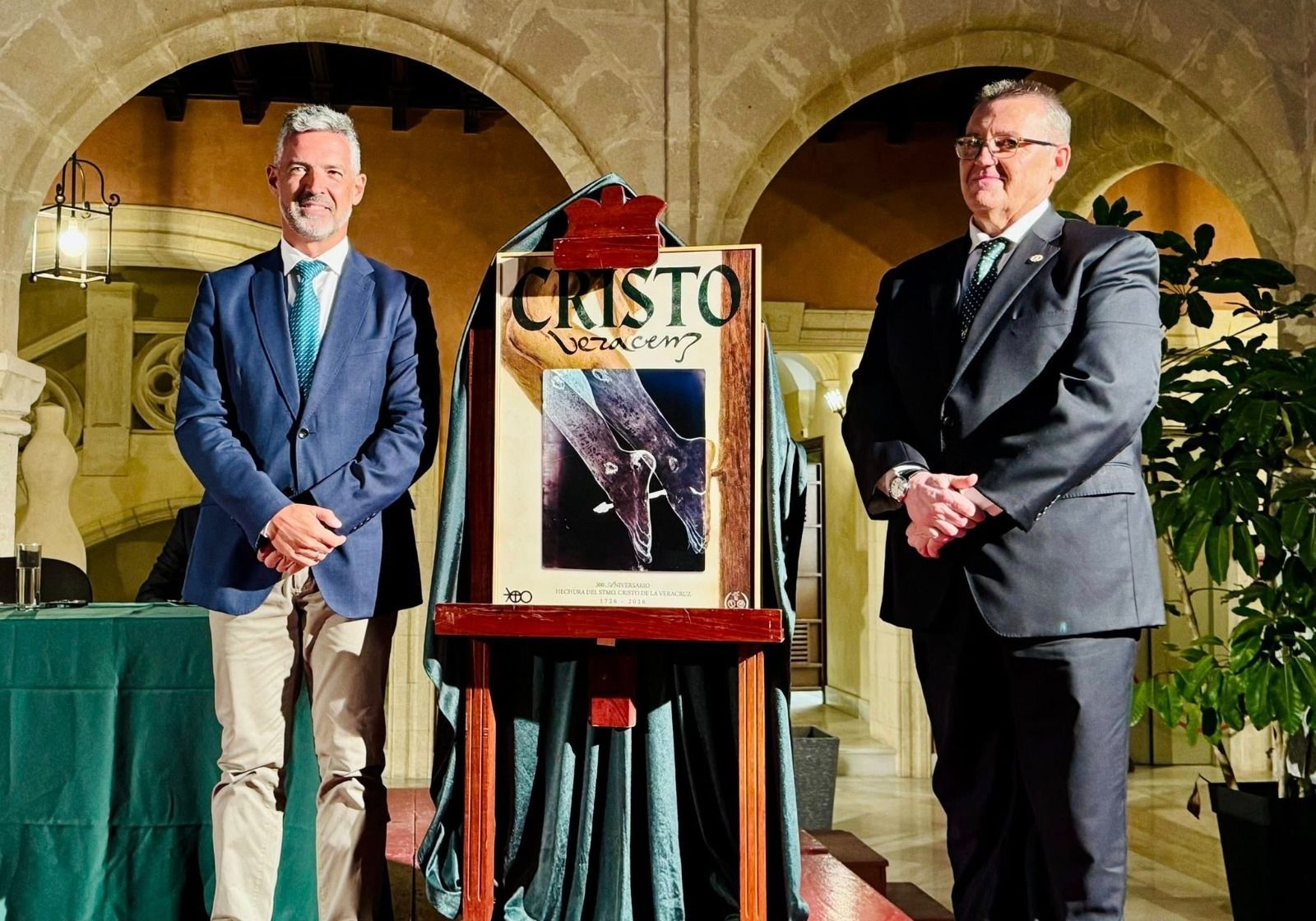 El alcalde de Rota junto al cartel conmemorativo del Cristo de la Vera Cruz.