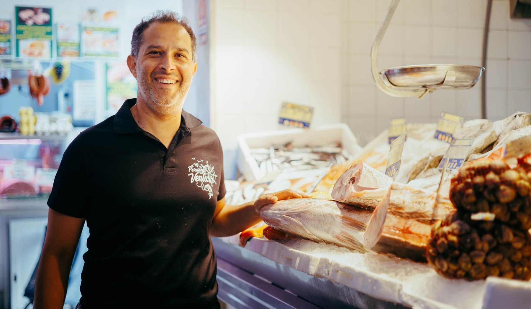 Enrique Pérez Angulo, en la pescadería Ventura en la plaza de abastos de El Puerto.