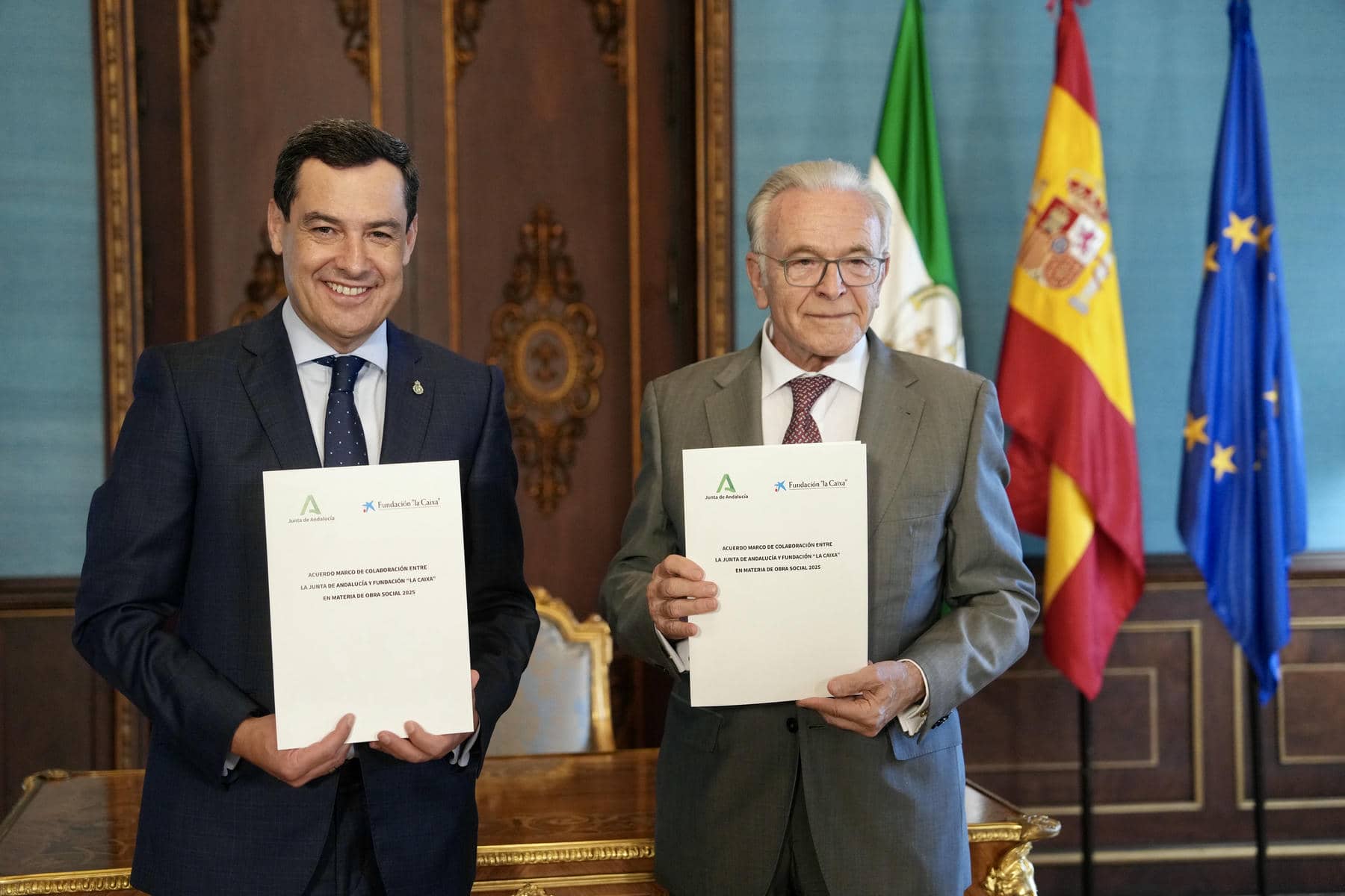 Juanma Moreno e Isidro Fainé, tras la firma de la renovación del convenio de colaboración entre la Junta y la Fundación 'la Caixa'.