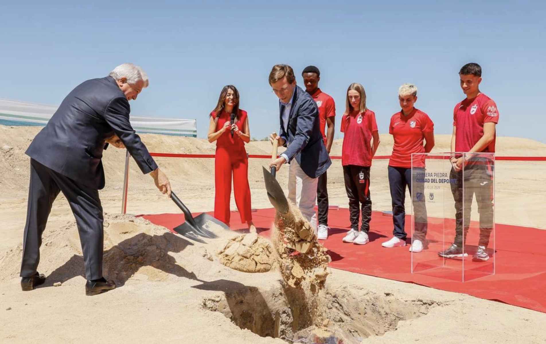 Cerezo y Almeida, presidente del Atlético de Madrid y alcalde de la capital española, en el lugar donde irá la Ciudad del Deporte del club rojiblanco.