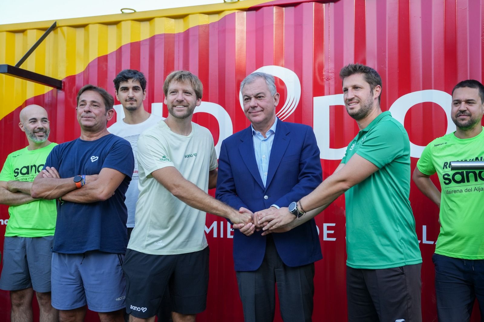 El alcalde Sanz junto a deportistas en la apeetura oficial del parque.