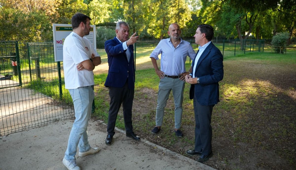 El alcalde comprobando ele sao final de la zona verde. 