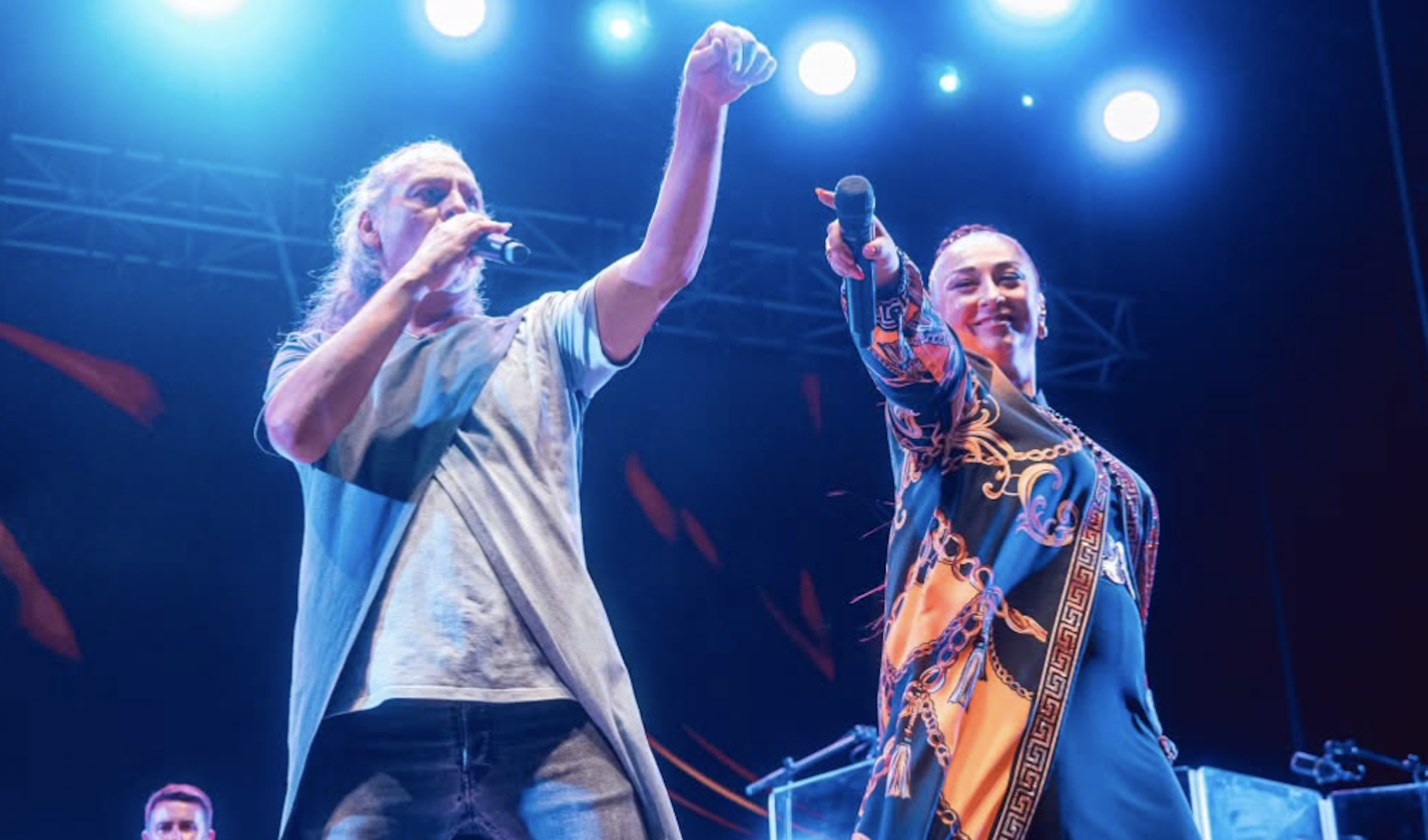 Ángeles y Dioni, de Camela, en un concierto. Ángeles y Dioni, de Camela, en un concierto.