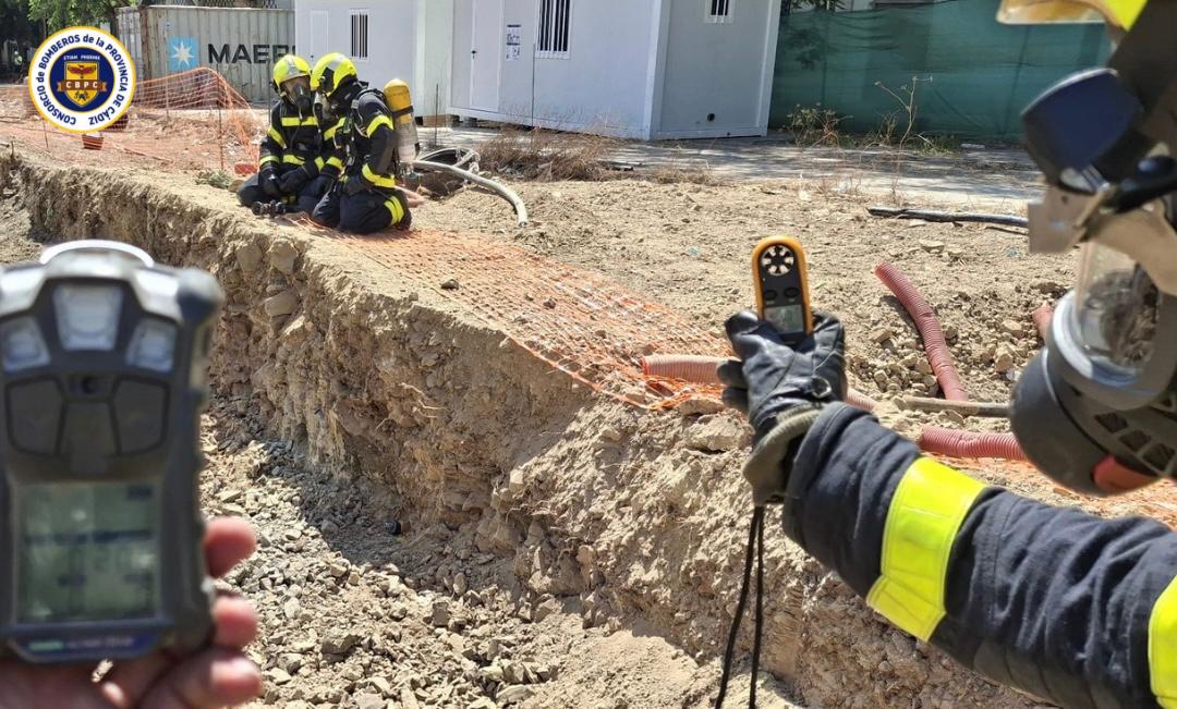 Los bomberos tuvieron que medir el nivel de gas.