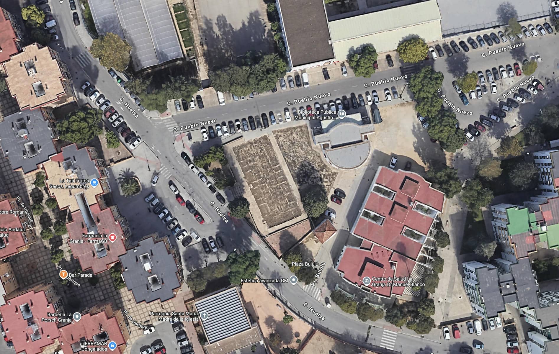 El espacio, en el centro de la imagen, donde irá el futuro aparcamiento.