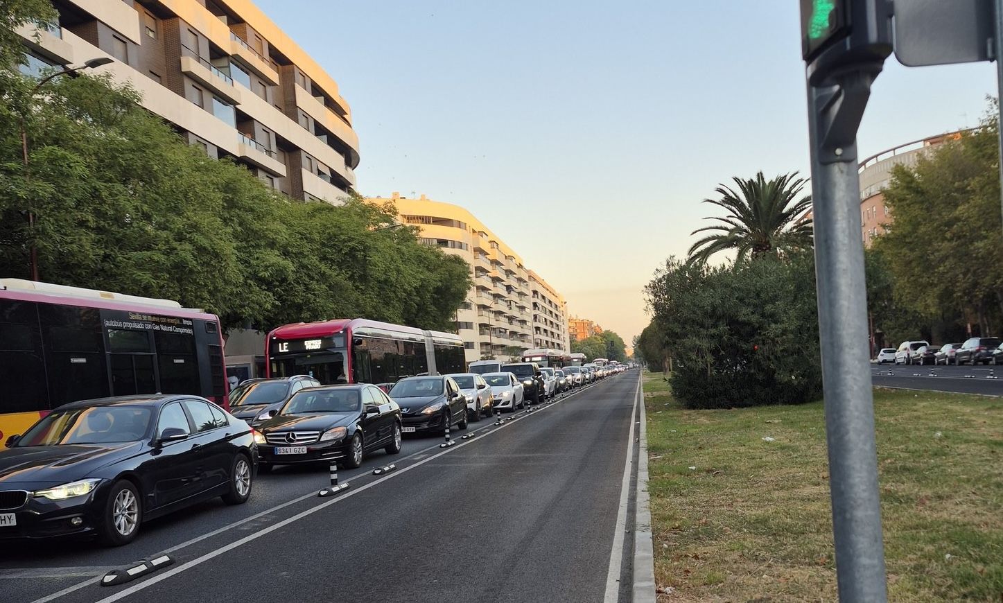 Atascos por las obras del Tranvibús en Sevilla.