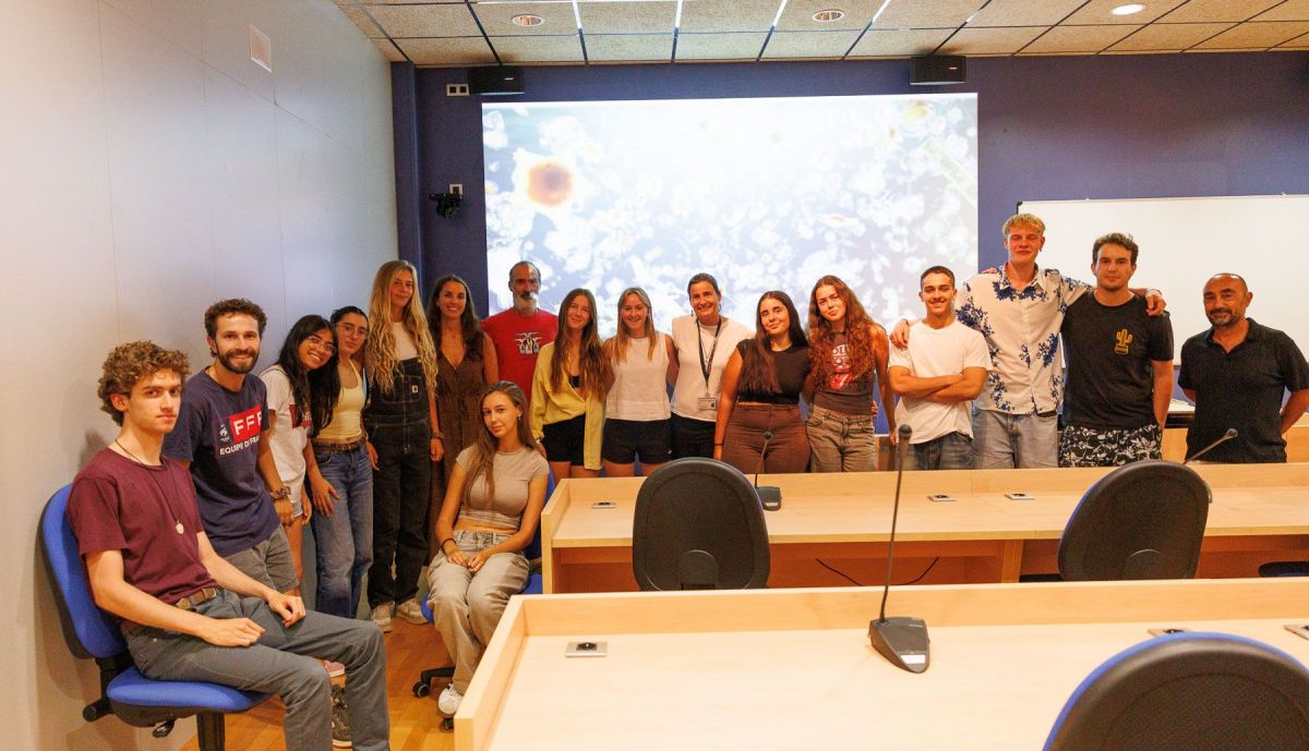 Alumnado y profesorado de la nueva titulación en una clase de la UCA.