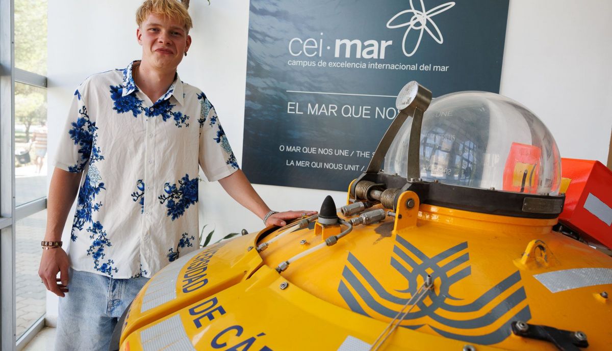 Julius, junto a un minisubmarino en el Inmar.
