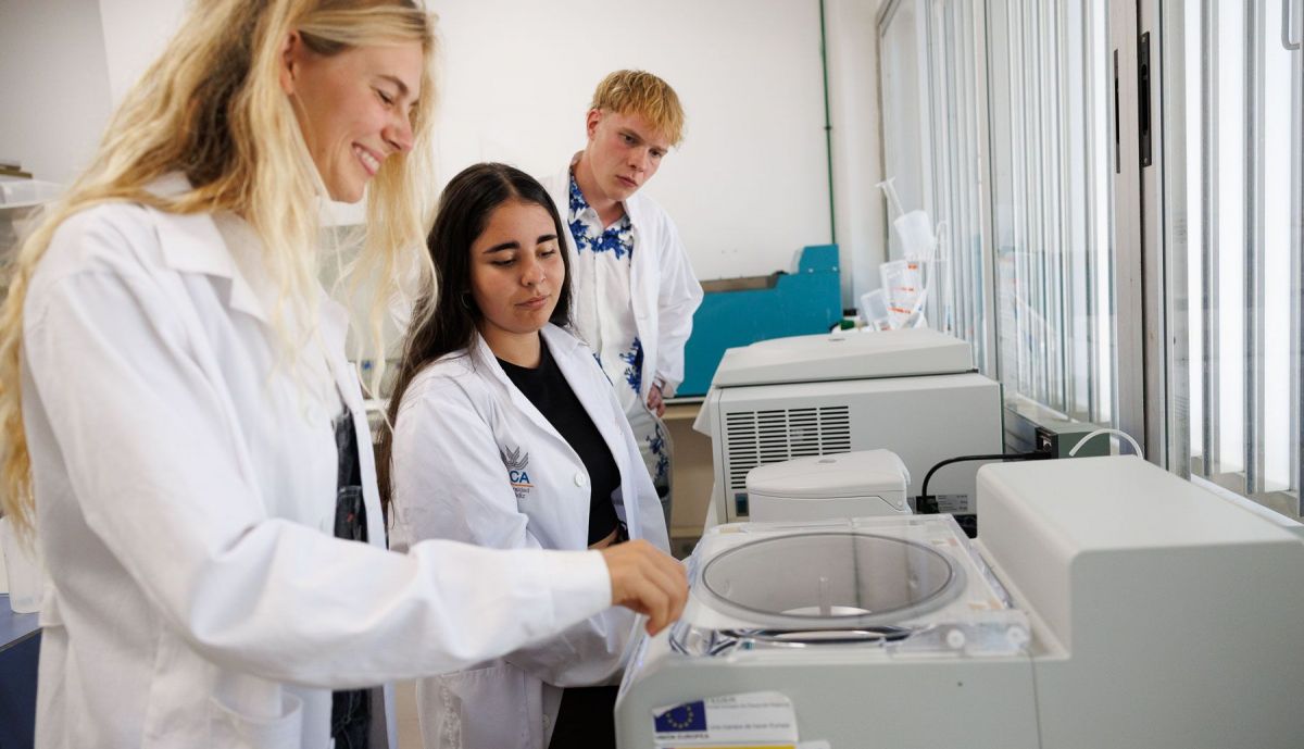 Zola, Teresa y Julius forman parte de la primera promoción del Grado Conjunto en Economía Azul Sostenible (SeaBluE) en la Universidad de Cádiz.