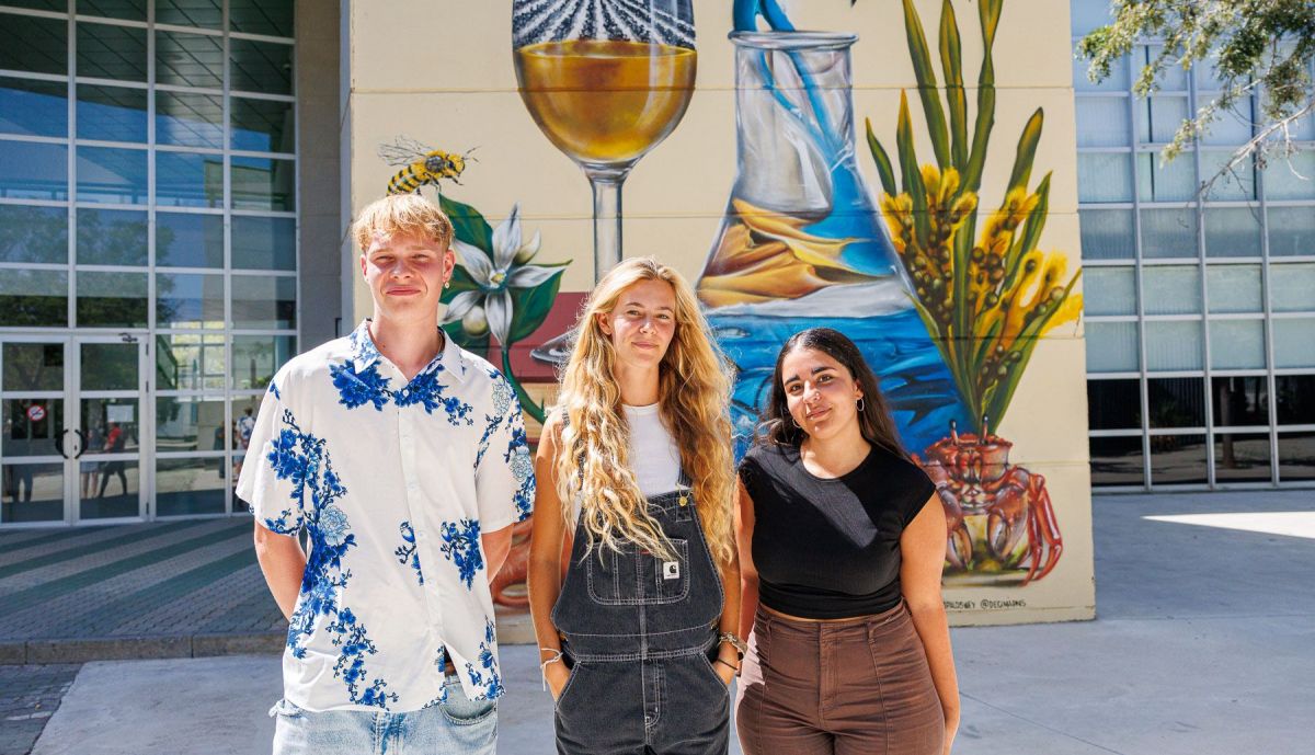 Julius, Zola y Teresa, tres de los estudiantes del grado en Economía azul.