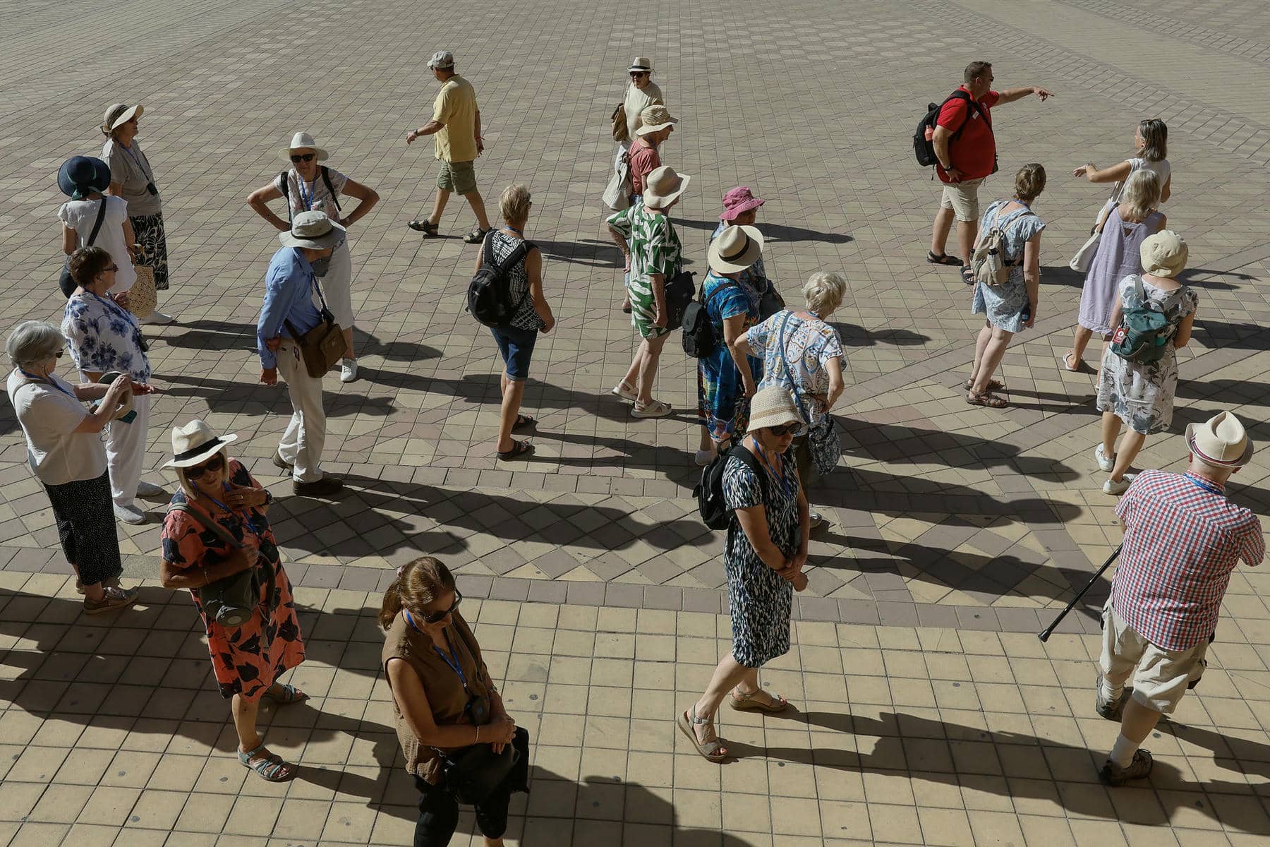 Unos turistas recorren la plaza de España de Sevilla, este pasado miércoles. Unos turistas recorren la plaza de España de Sevilla, este pasado miércoles.