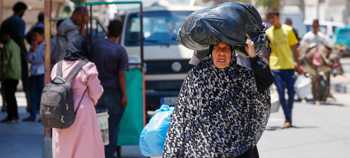 Población palestina, saliendo de Gaza por los ataques de Israel.