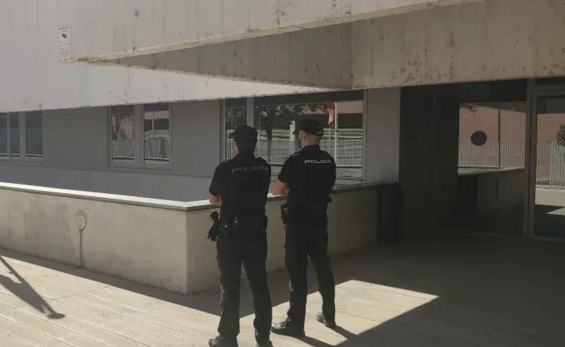 Dos agentes de la Policía Nacional, en Sevilla.