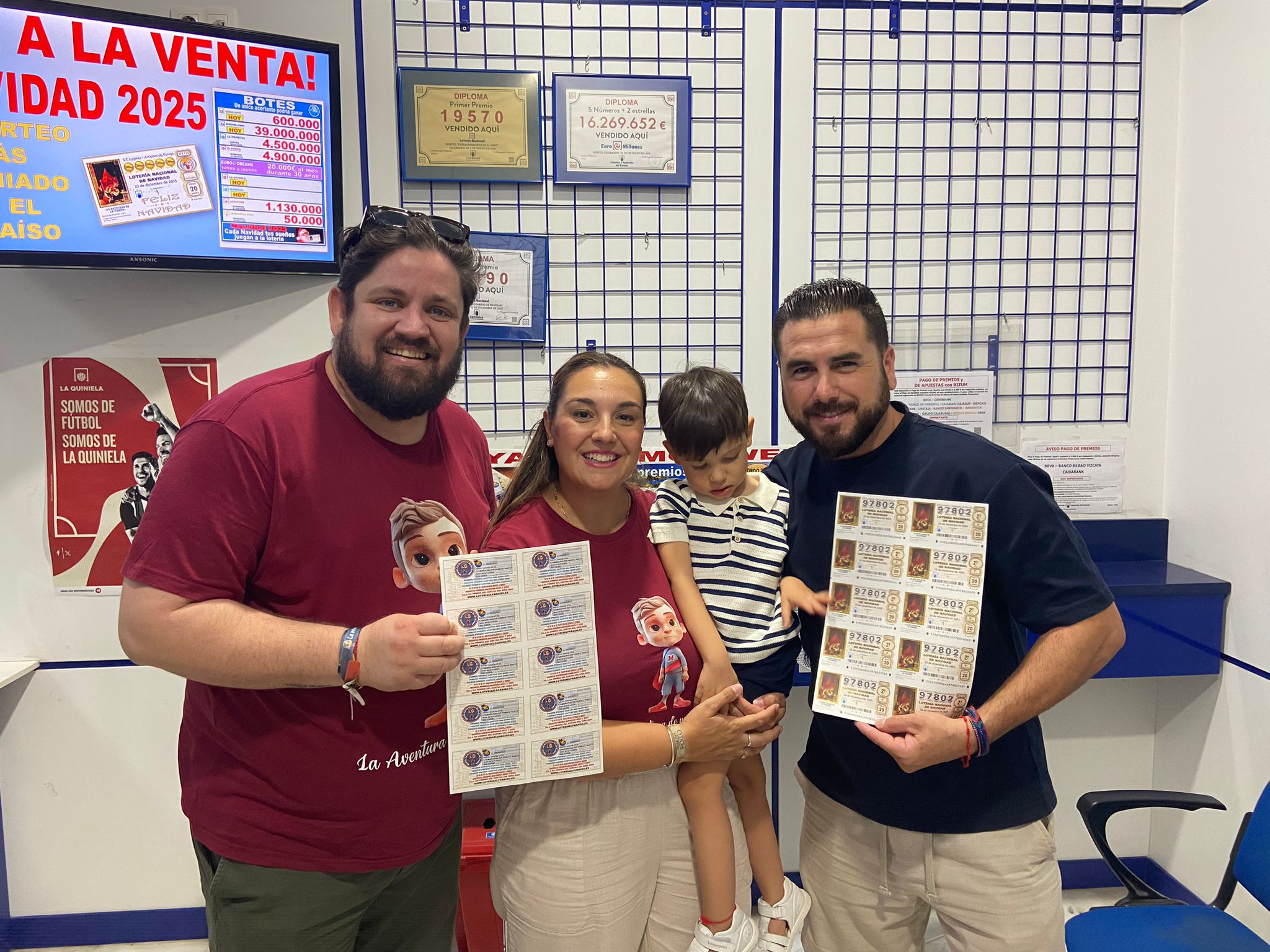 Los padres de Martín y Alberto Rodríguez, miembro de la asociación La Aventura de un X-Men, junto al pequeño. Los padres de Martín y Alberto Rodríguez, miembro de la asociación La Aventura de un X-Men, junto al pequeño.