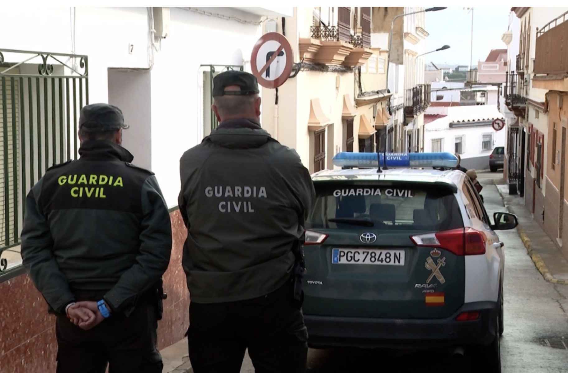Dos guardias civiles en el lugar del crimen en Las Cabezas. Dos guardias civiles en el lugar del crimen en Las Cabezas.