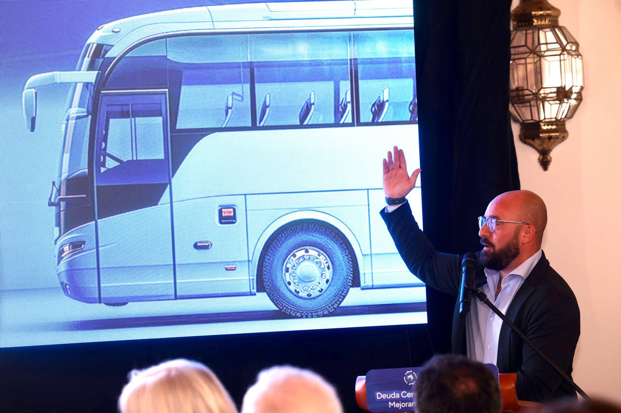 El alcalde de El Puerto, Germán Beardo, anuncia la gratuidad de los autobuses urbanos. 