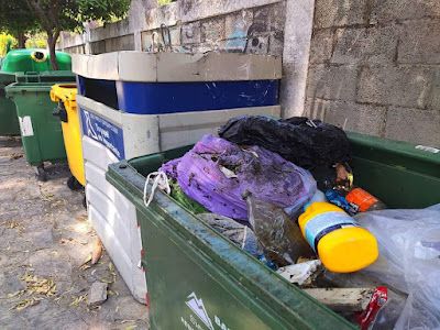 Contenedor de restos rebosando de residuos que deberían estar depositados en otros contenedores de al lado. Contenedor de restos rebosando de residuos que deberían estar depositados en otros contenedores de al lado.