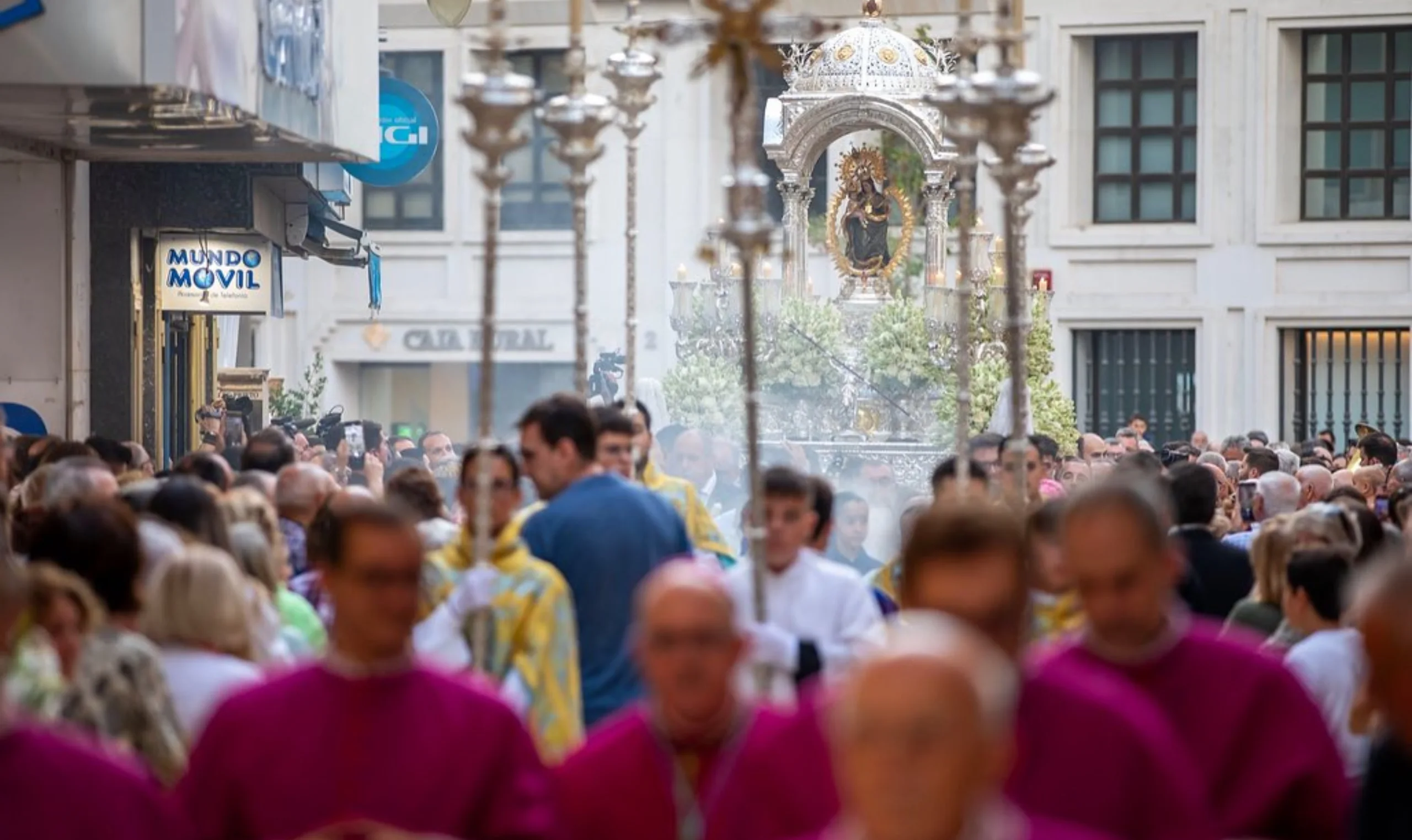 La Virgen de la Cinta, patrona de Huelva, cerrará la procesion magna onubense. La Virgen de la Cinta, patrona de Huelva, cerrará la procesion magna onubense.