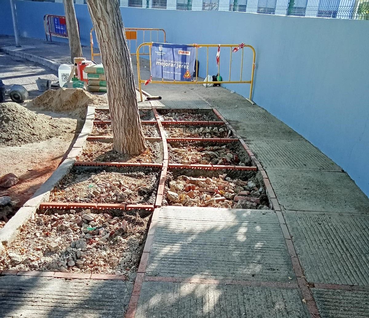 Obras en el acerado del entorno del CEIP Poeta Carlos Álvarez. 