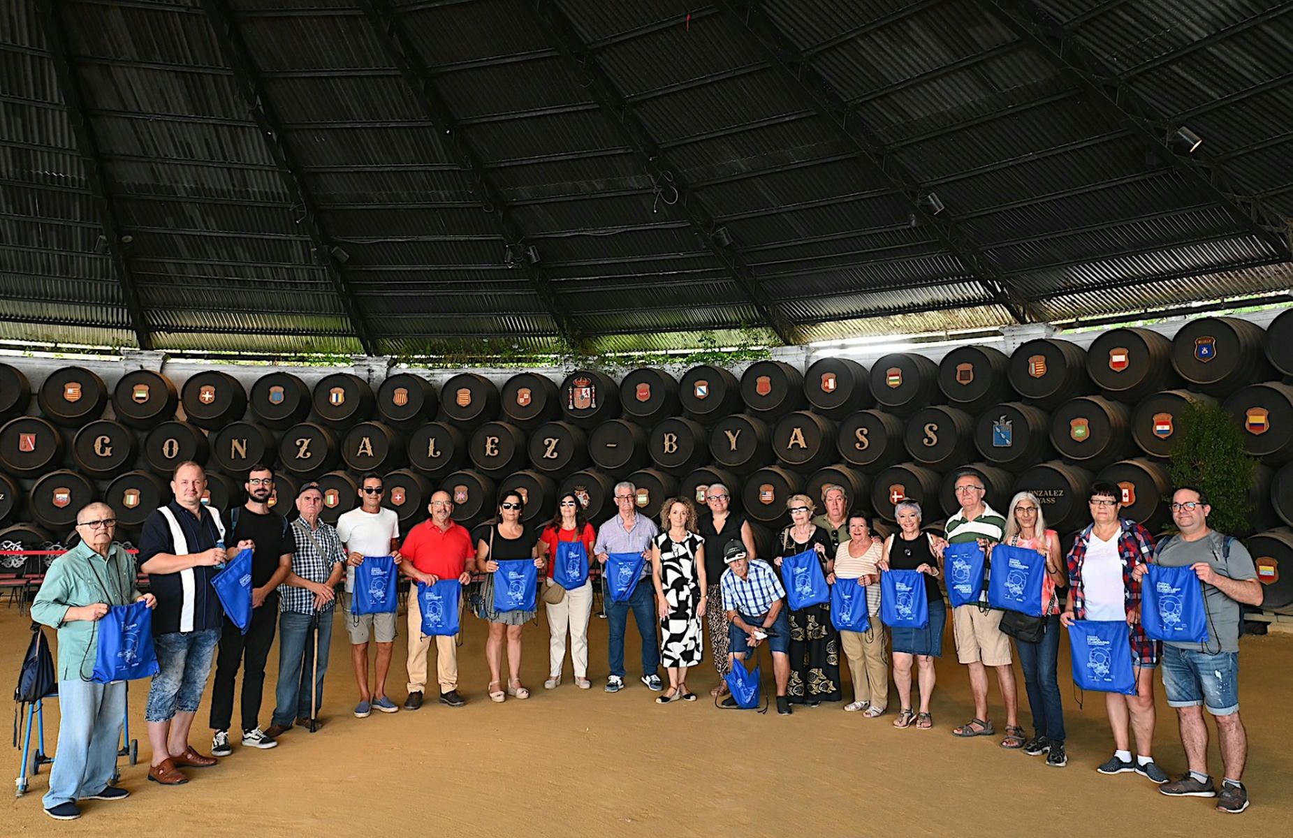 Miembros de Apesorje en su visita a las Bodegas González Byass.