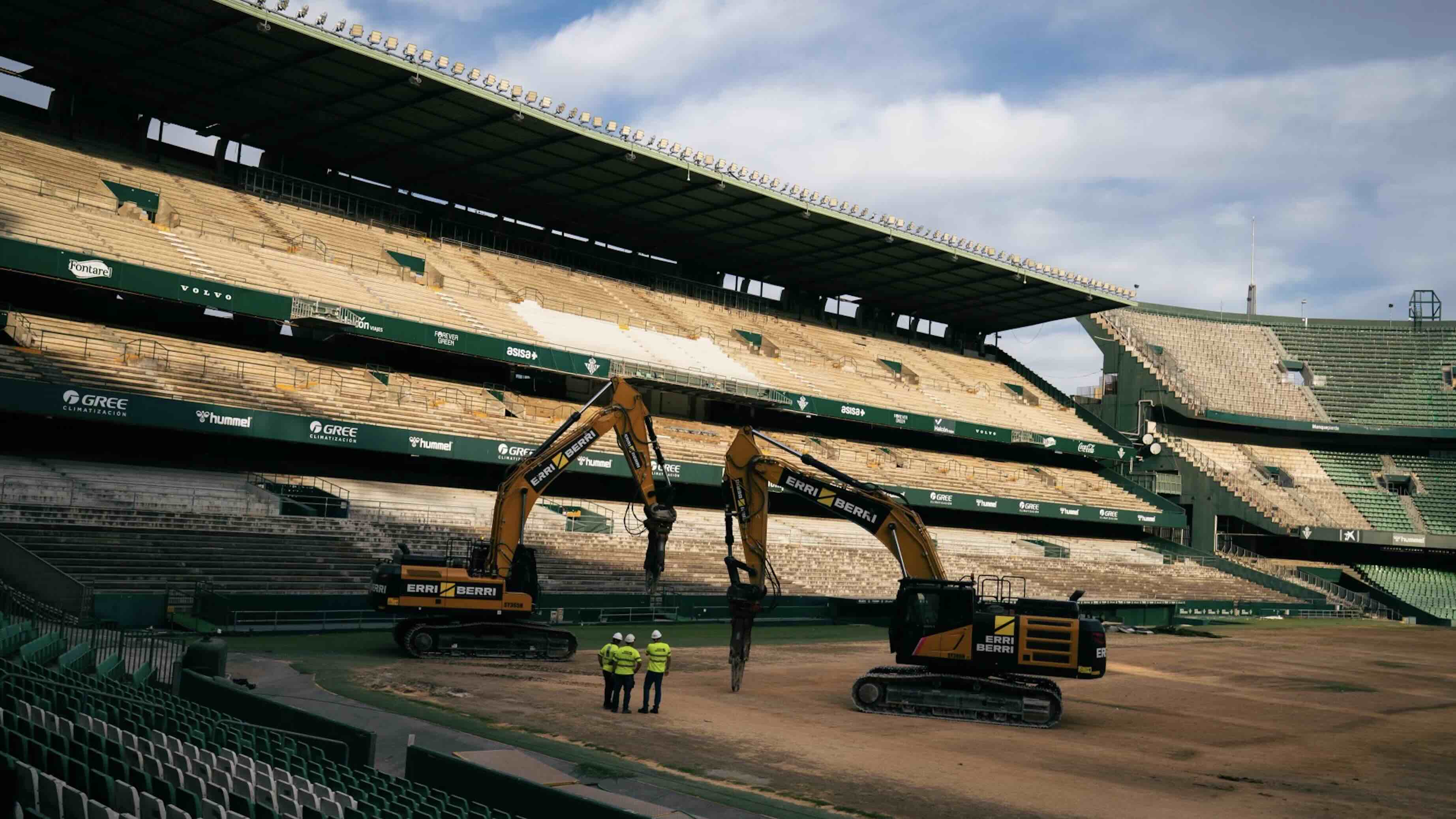 La demolición de la grada del Villamarín.