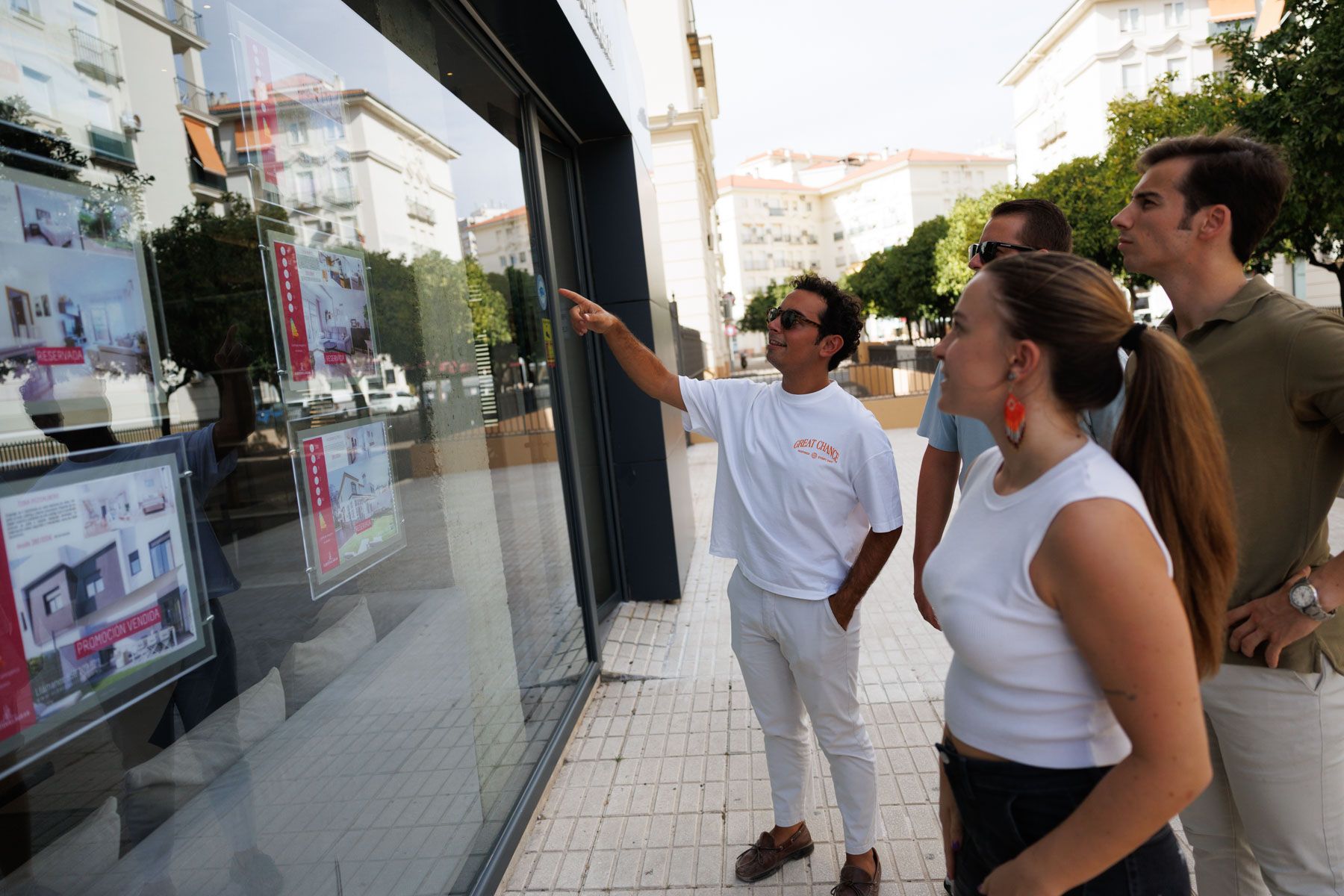 Unos jóvenes buscando una vivienda. 