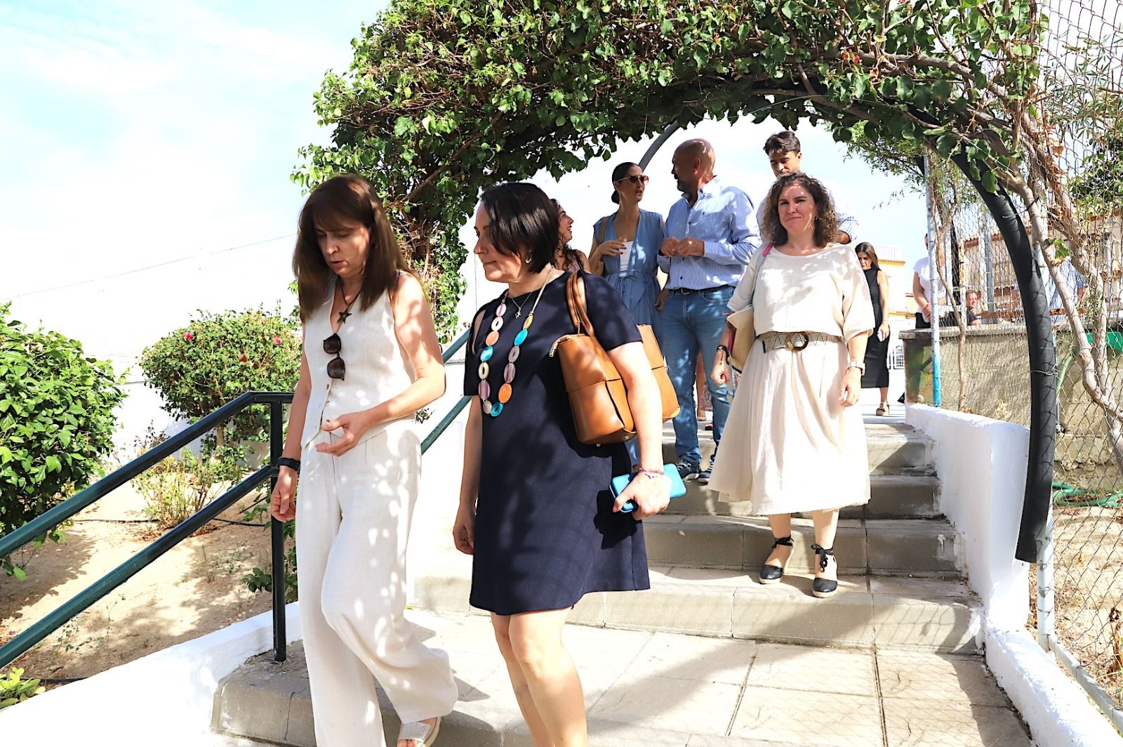 Delegadas y responsables del visitando el colegio. 