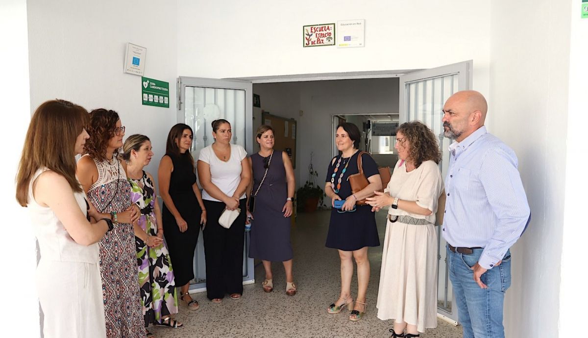 Encuentro en el acceso al centro educativo de Torrecera. 