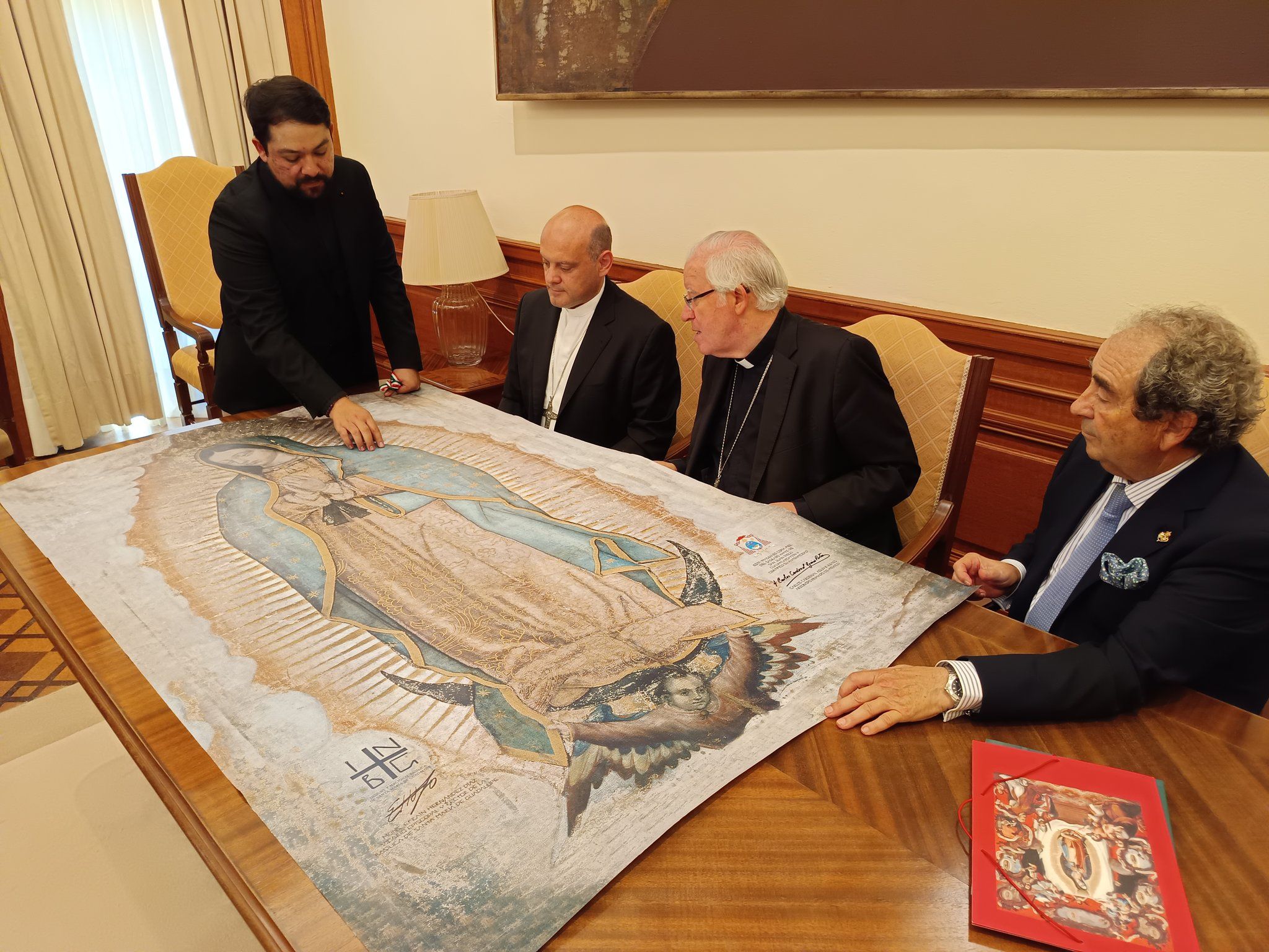 Los prelados sevillano y mexicano ante una reproducción de la reproducción de la tilma de san Juan Diego. Los prelados sevillano y mexicano ante una reproducción de la reproducción de la tilma de san Juan Diego.