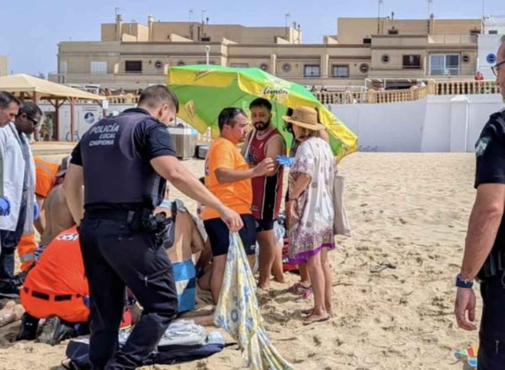Agentes de la Policía Local de Chipiona y el personal sanitario que se desplazó a la playa para atender a Angelines.
