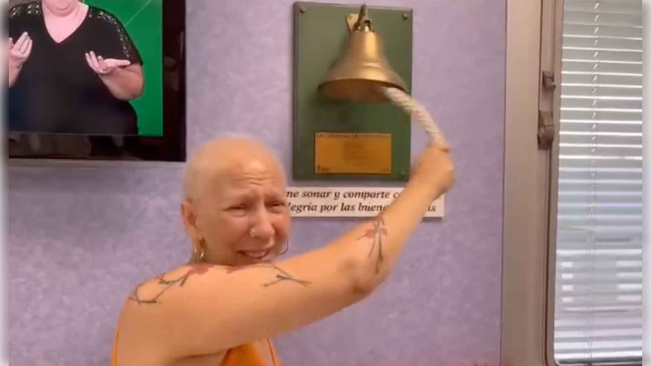 Vicenta Gálvez, tocando la 'campana de los sueños'.