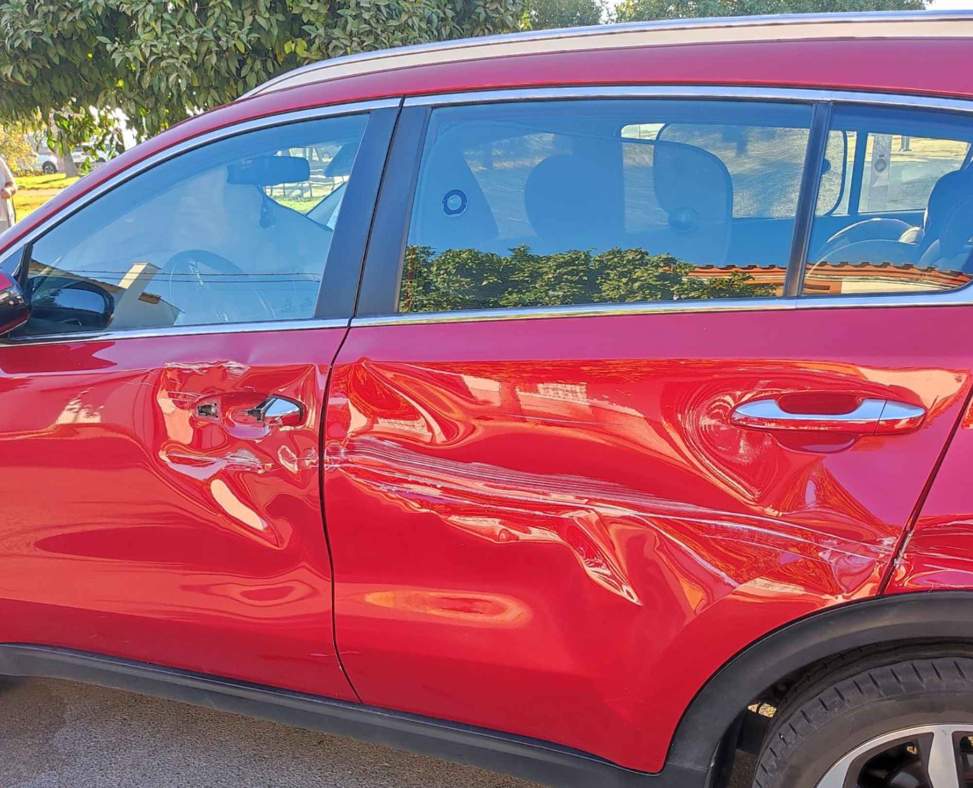 Estado en el que quedo el coche afectado por el impacto de otro vehículo, cuyo conductor se dio a la fuga.