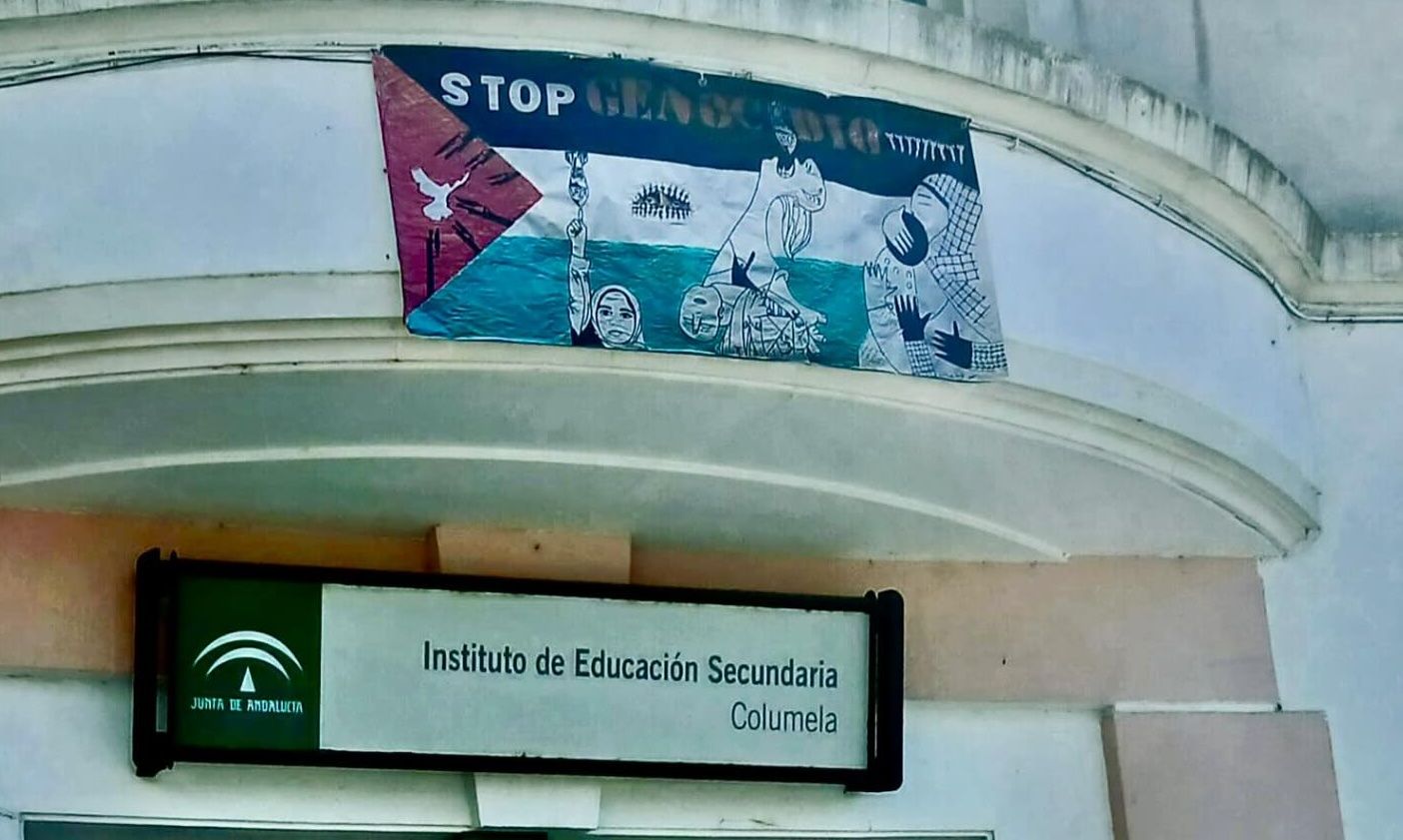 Bandera de Palestina contra el genocidio en Gaza, en el IES Columela de Cádiz.