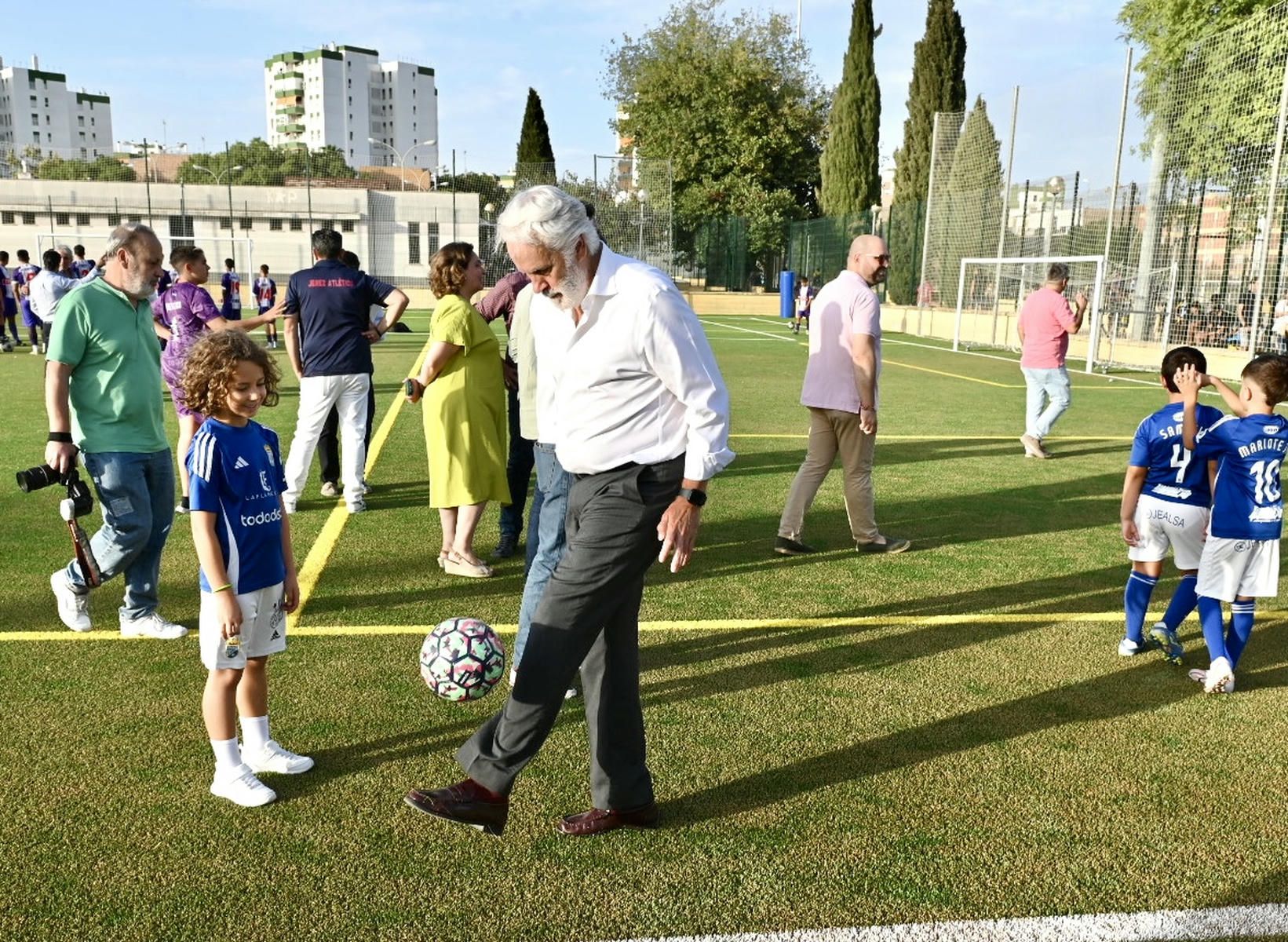 Agustín Muñoz luce toque de balón en la inauguración del campo de fútbol de San Ginés, este pasado jueves en Jerez.